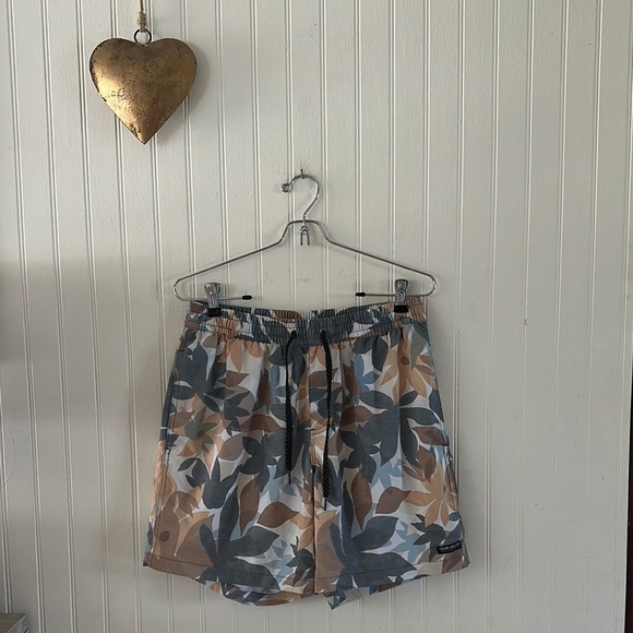 Like New! Quiksilver Floral Print Board Shorts sz M - Picture 3 of 8